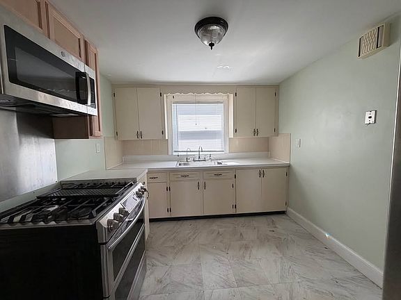 5th image of 36 Barstow St #1