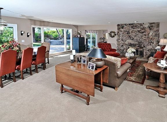 Living/Dining - Perfect for Parties!