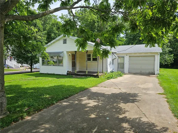 406 N Delaware St, Greenup, IL 62428