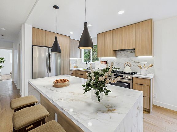 3rd image of 316 San Vicente Blvd #105