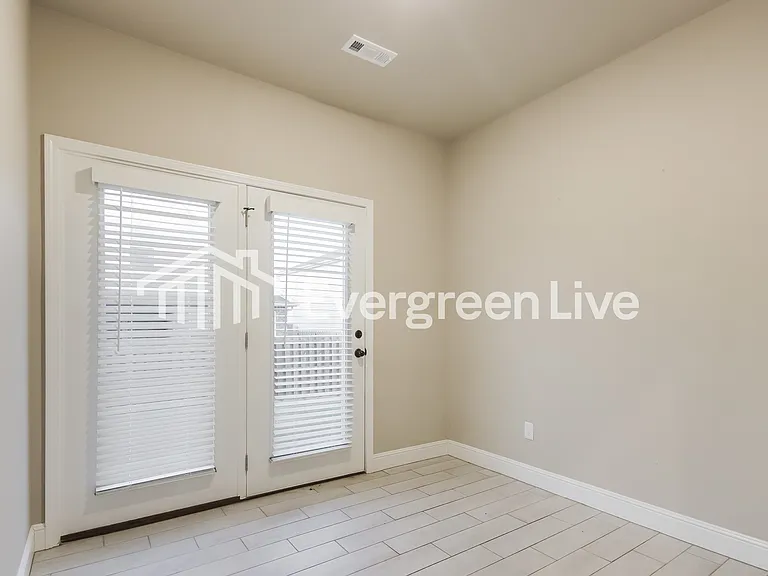 2100 Periwinkle Pl — Photo 3