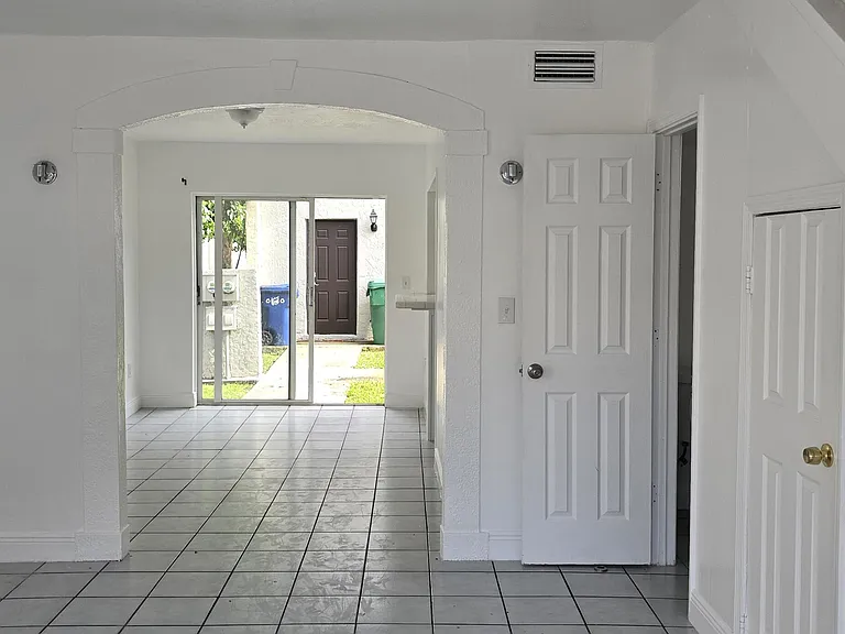 2306 NW 52nd Ave — Photo 1