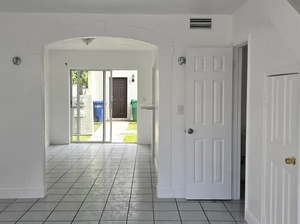 2306 NW 52nd Ave, Fort Lauderdale, FL 33313