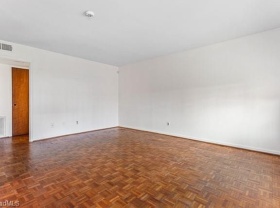 5th image of 1002 Willow Dr APT 27