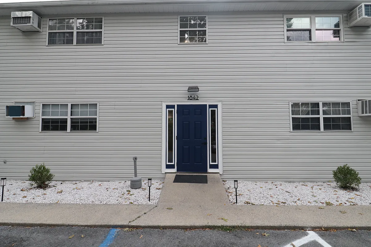 Building Photo - 1842 Rock Cliff Dr #2A
