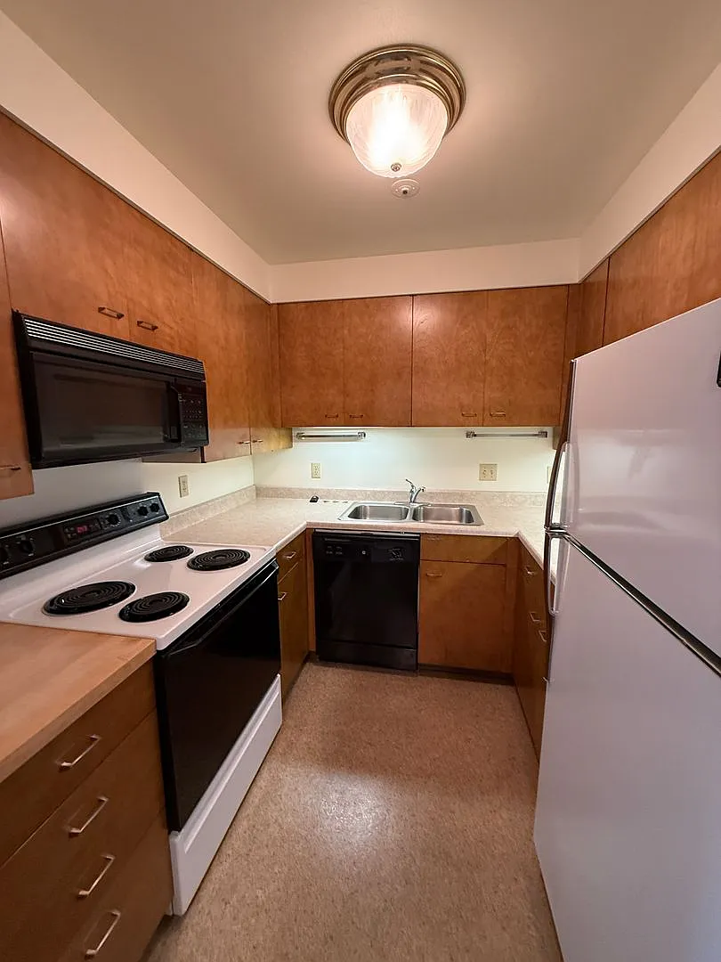 112 W 17th Street - Cambridge Apartments — Photo 2