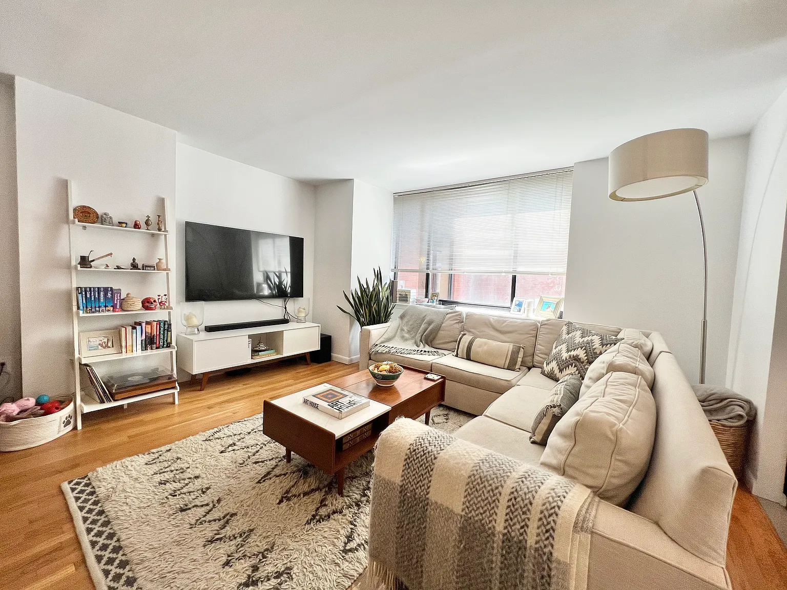 121 Reade St — Photo 1