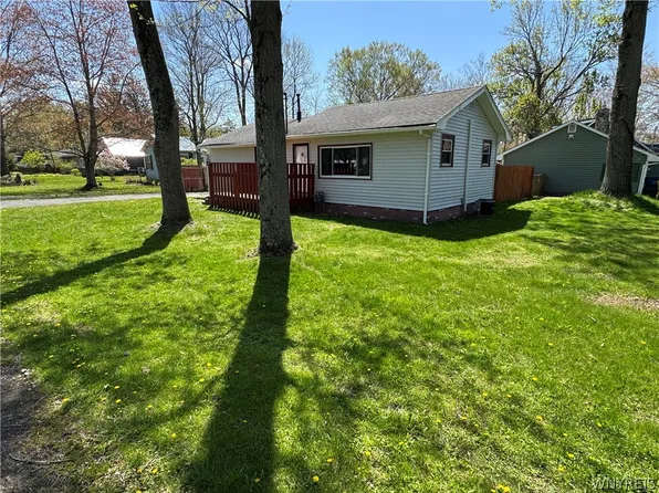 9611 Quebec St, Angola, NY 14006