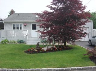 860 Densfield Rd, West Babylon, NY 11704