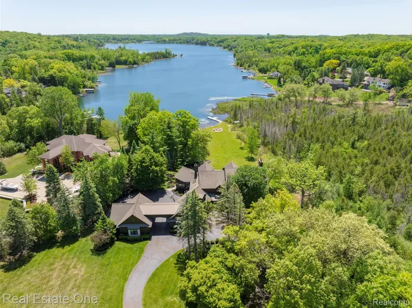 7689 Deerhill Dr, Clarkston, MI 48346