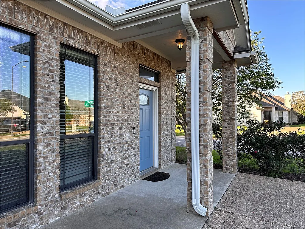 Building Photo - 913 Delrey Dr