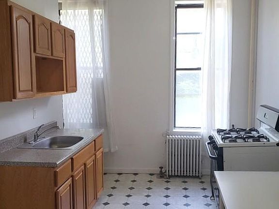 4th image of 245 Montrose Ave APT 2R