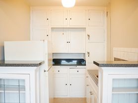 Heart of NW! Sweet Studio w/Hardwoods, Built-ins, & Dining Nook!