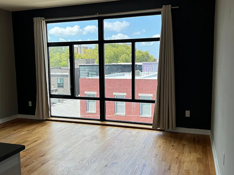 533 N Budd St #D3 — Photo 2