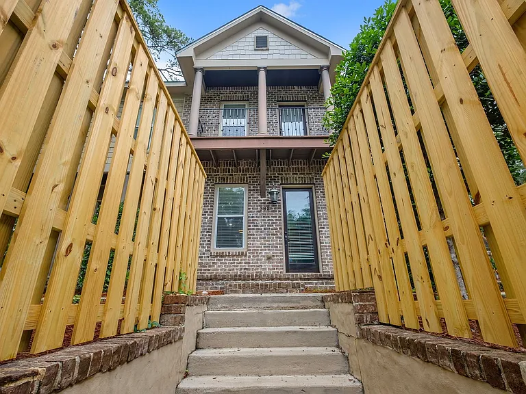 382 E Bradford Rd — Photo 3
