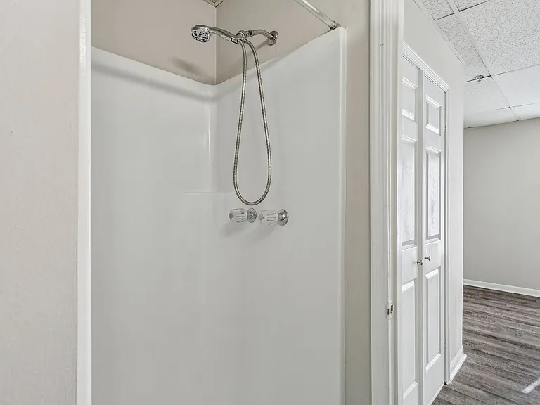 Victorian Village Apartments — Photo 17