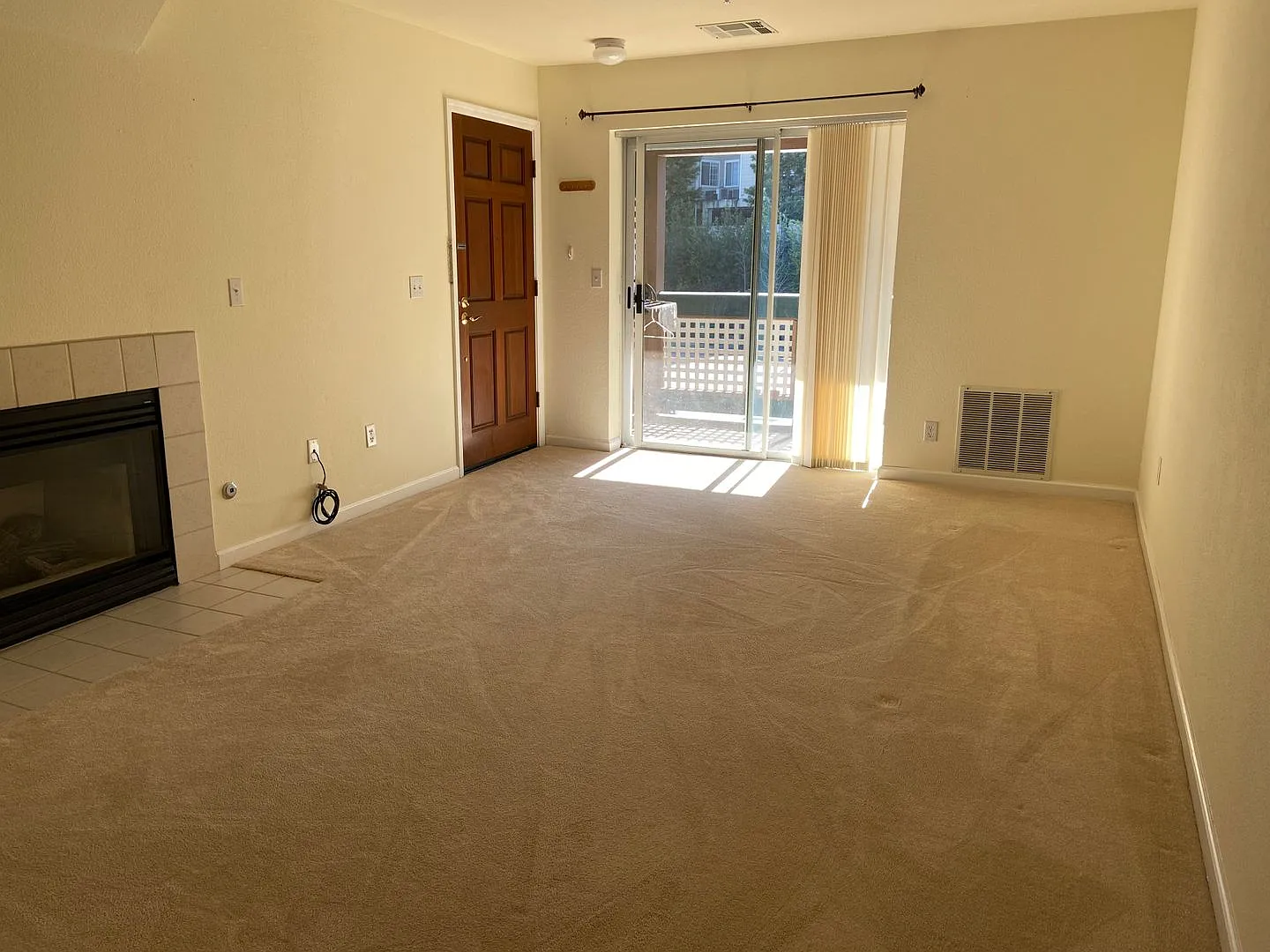 Spacious 3 bed/3 bath condo in San Ramon — Photo 2