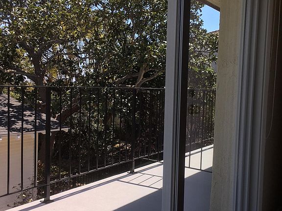 Old world Huntington vibe with huge magnolia tree view!