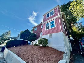 62 Algonquin Rd, Chestnut Hill, MA