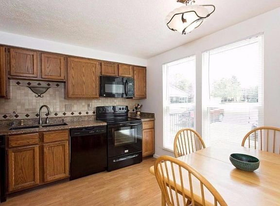 3rd image of 2060 Stratford Ct