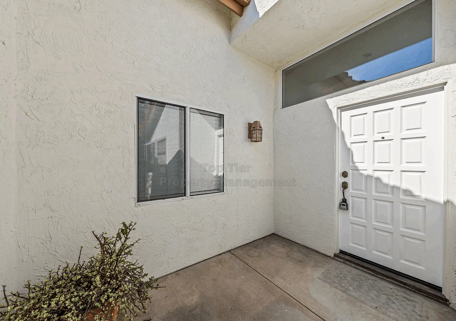 Rare Single Story Detached Home In Oceanside |2 Bed, 2 Bath| Available Now! — Photo 2