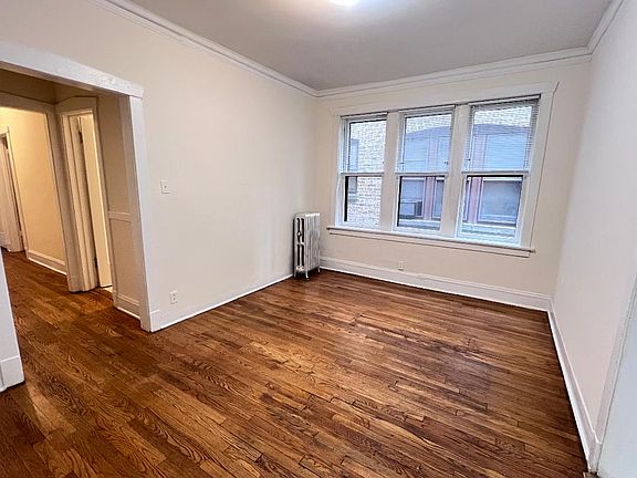 3rd image of 1920 W Montrose Ave #2