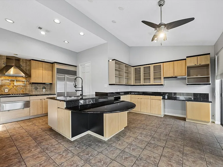 1605 Potomac Dr #E — Photo 13