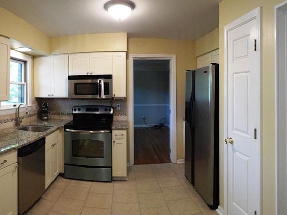 3rd image of 7004 Queensway Ln