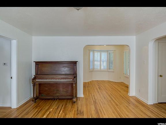 5th image of 1727 E Stratford Ave