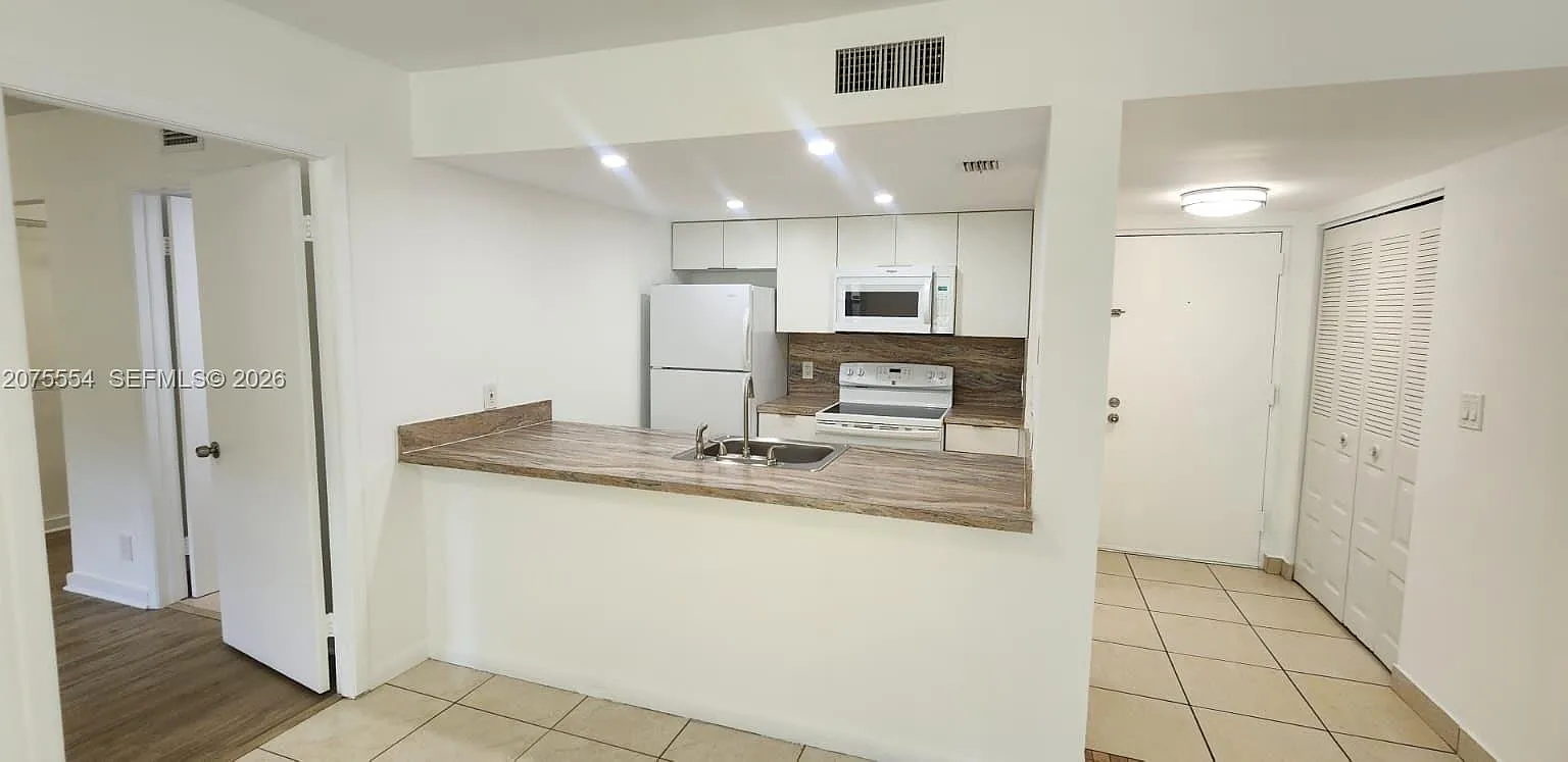 Las Vistas At Doral Condo — Photo 1