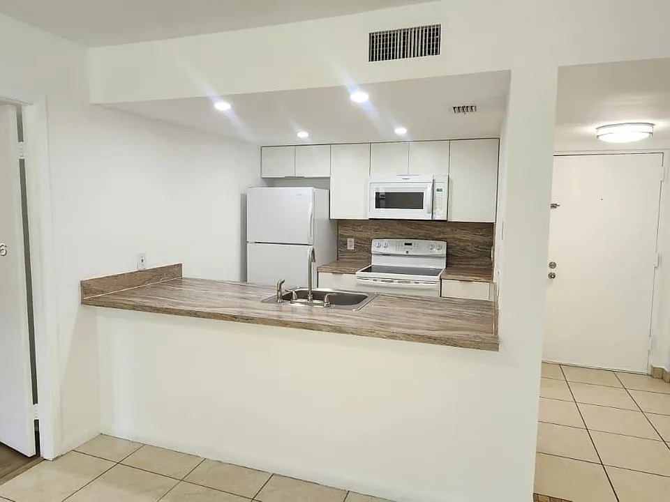 8160 Geneva Ct #104
