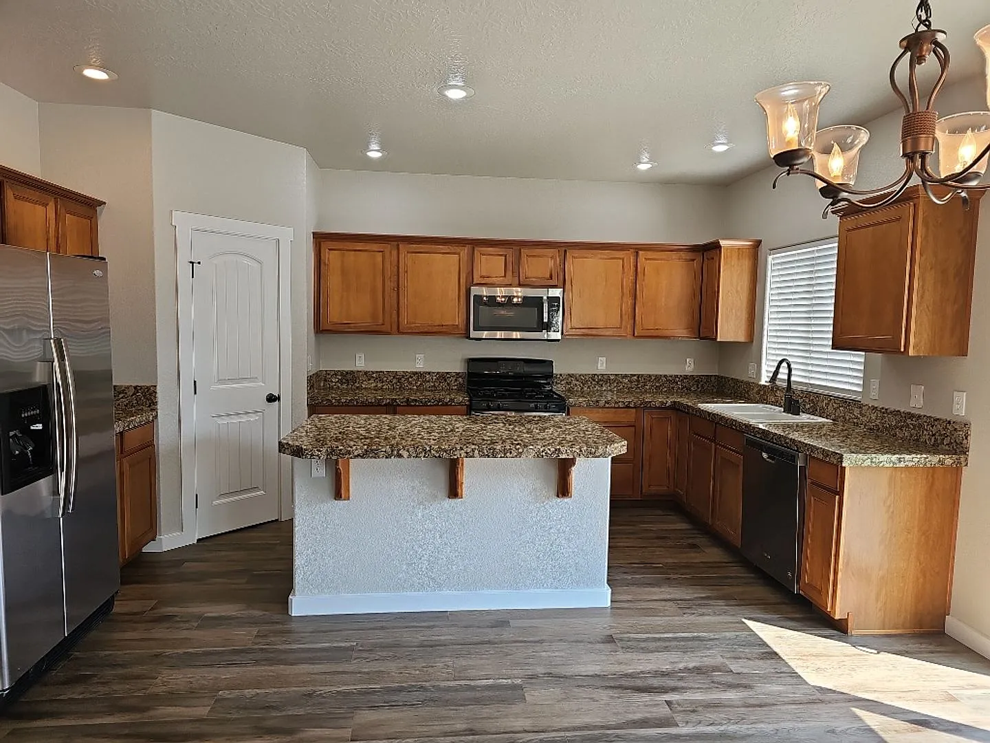 Gorgeous 4 bedroom 2.5 bath, Meridian home in Silverleaf Subdivision. Newer flooring and paint. — Photo 2