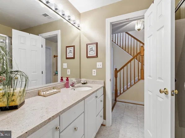 12237 Fairfield House Dr APT 311A, Fairfax, VA 22033