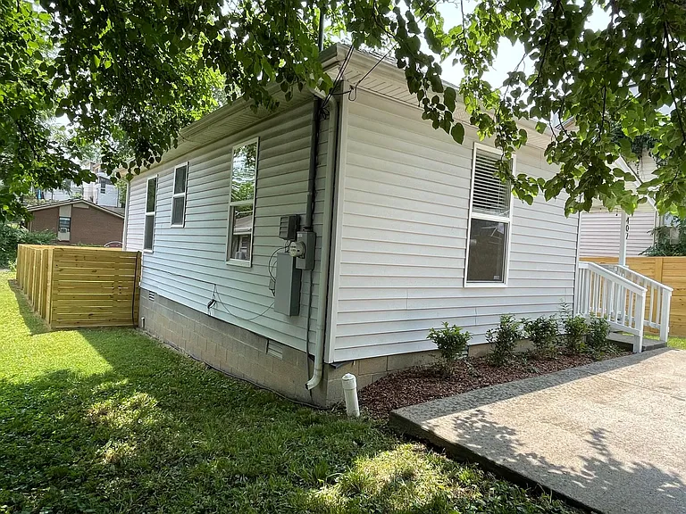 407 Mallory St — Photo 3