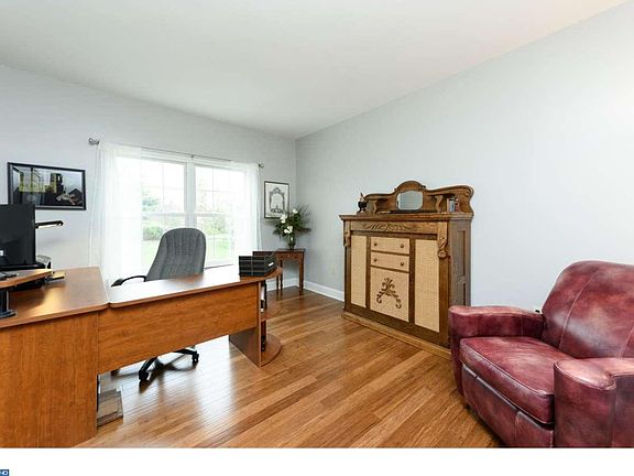 4th image of 115 Aspen Dr
