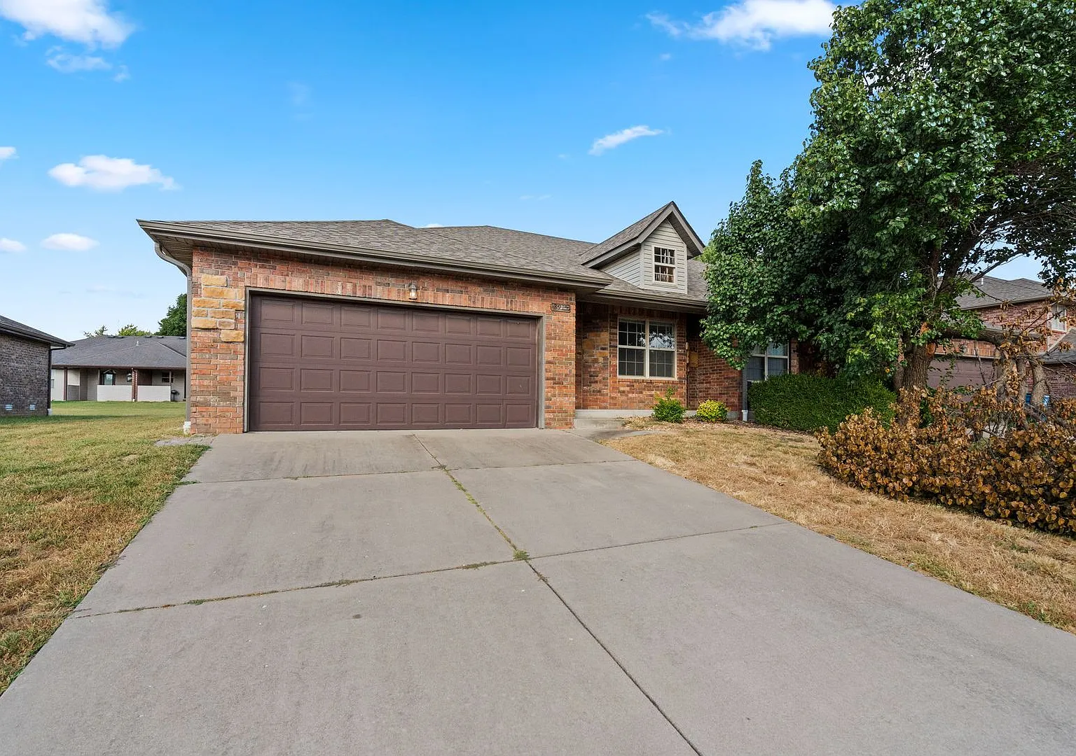 Spacious 2 Bed / 2 Bath Home with 2-Car Garage in Ozark! — Photo 2