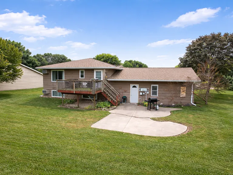 1040 Terrace Dr — Photo 2