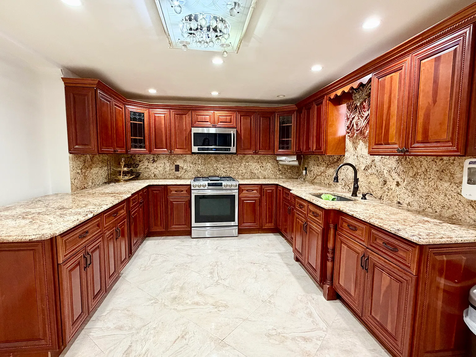 2 bed, 825 sqft, $2,200 — Photo 4