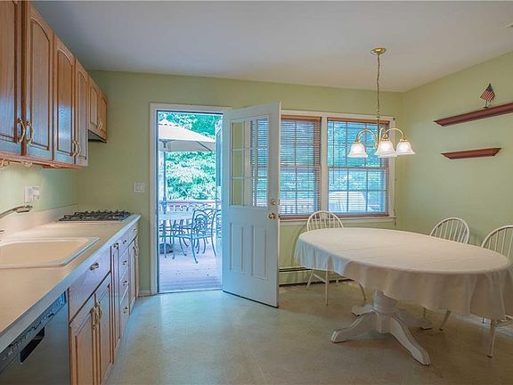 2nd image of 25 Claremont Ln