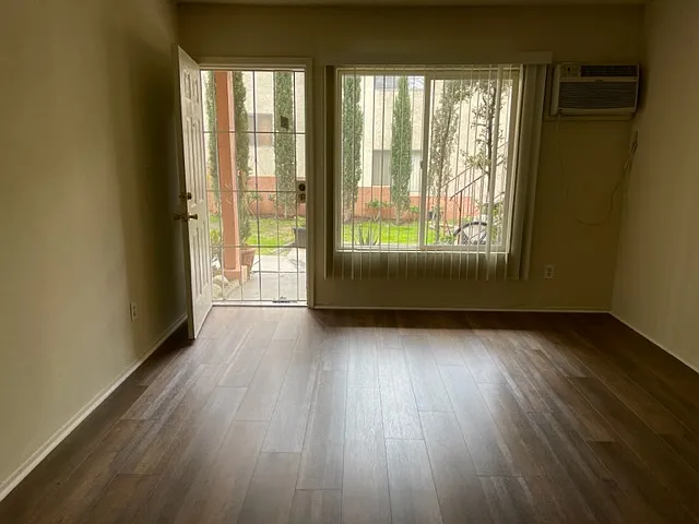 10340 Commerce Ave #4 — Photo 1