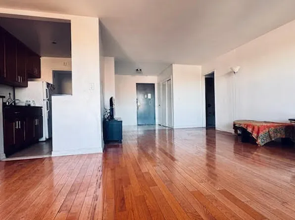 43-10 Kissena Boulevard image 5 of 12