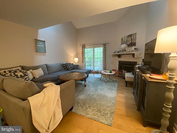 4th image of 240 Valley Stream Ln