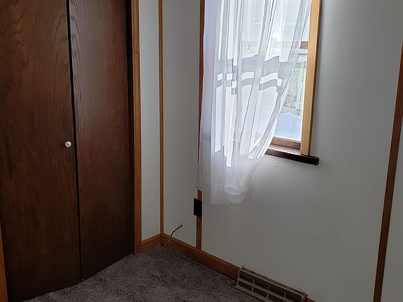 5th image of 614 Saint Claire St