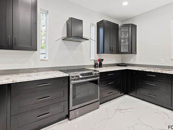 3rd image of 10 Wayside Pl