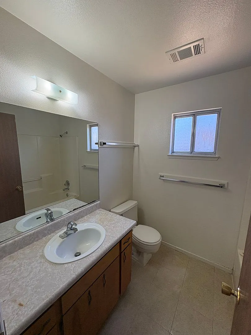 NW Visalia Home with Alley Access Rent Ready! — Photo 4