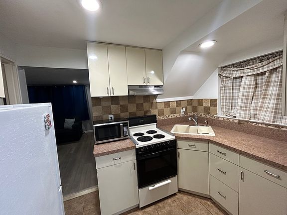 3rd image of 180 N Centre Ave #180