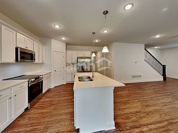3rd image of 906 Castor Dr
