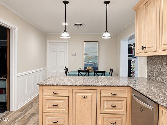 5th image of 306 Oak Grove Dr