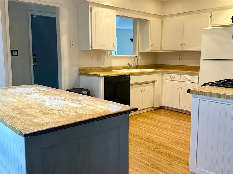 1239 Chittenden Ave — Photo 3