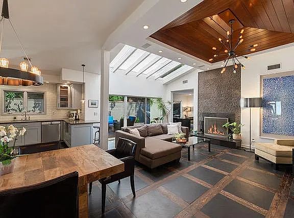 3rd image of 8753 Wonderland Ave